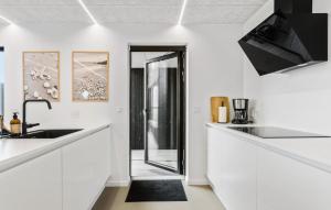 Nhà bếp/bếp nhỏ tại 3 Bedroom Stunning Home In Skagen