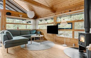 ein Wohnzimmer mit Couch und Kamin in der Unterkunft 2 Bedroom Nice Home In Nexø in Vester Sømarken