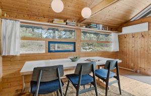 ein Esszimmer mit Tisch und Stühlen in der Unterkunft 2 Bedroom Nice Home In Nexø in Vester Sømarken