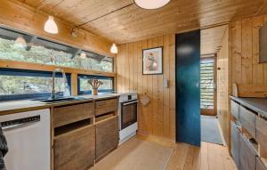 eine Küche mit Holzwänden und Holztheken in der Unterkunft 2 Bedroom Nice Home In Nexø in Vester Sømarken