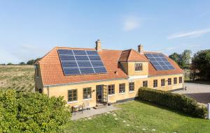 dom z panelami słonecznymi na dachu w obiekcie Gorgeous Home In Rudkøbing With Wifi w mieście Rudkøbing