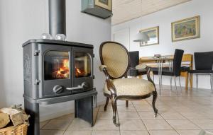 sala de estar con fogones y silla en Stunning Home In Haderslev With Wifi, en Haderslev