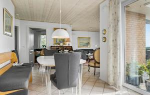 Un comedor y una sala de estar con mesa y sillas. en Stunning Home In Haderslev With Wifi, en Haderslev
