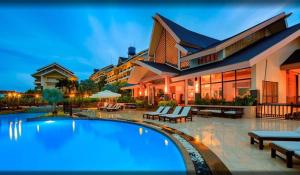 ein Schwimmbad vor einem Gebäude in der Unterkunft Paradise Apartment in Malay boracay philippines in Boracay + 20 Fotos