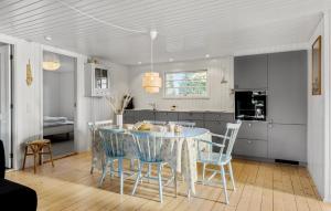 Una cocina o cocineta en Nice Home In Hadsund With Wifi