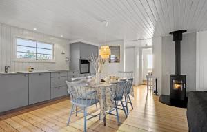 Una cocina o cocineta en Nice Home In Hadsund With Wifi
