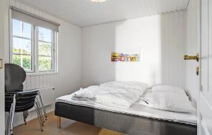 Una cama o camas en una habitación de Nice Home In Hadsund With Wifi 10 fotos más