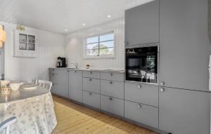 Una cocina o cocineta en Nice Home In Hadsund With Wifi