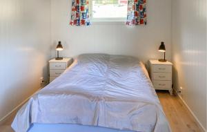 Ένα ή περισσότερα κρεβάτια σε δωμάτιο στο 3 Bedroom Stunning Home In Fiksdal