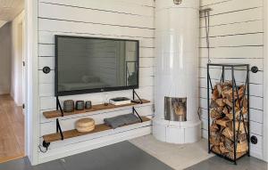 TV a/nebo společenská místnost v ubytování Cozy Home In Dörarp With Sauna