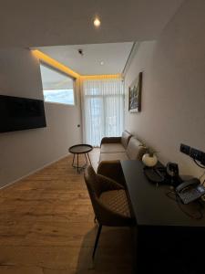 TV a/nebo společenská místnost v ubytování Arka Art Hotel