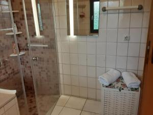 a bathroom with a shower and two towels on a basket at Oase im Grünen Pad1 in Neuenhagen +18 photos