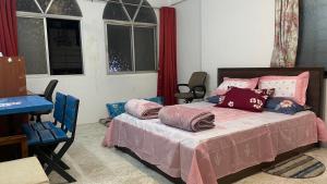 Postel nebo postele na pokoji v ubytování Serene Living