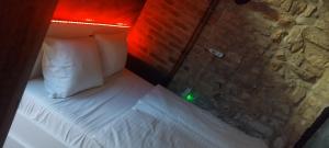 Letto o letti in una camera di Alba Hostel