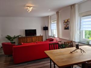TV a/nebo společenská místnost v ubytování Pilgrims "Bert" moderne Wohnung 2 SZ top wifi