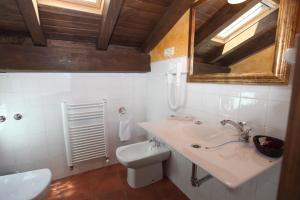 ラ・アドラダにあるPosada Villa Mariaのバスルーム(洗面台、トイレ、鏡付)