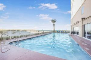 Breezy Does It Royal Palms 404 DIRECT GULF FRONT内部或周边的泳池