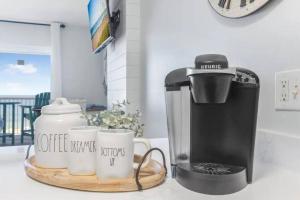 Breezy Does It Royal Palms 404 DIRECT GULF FRONT的咖啡和沏茶工具