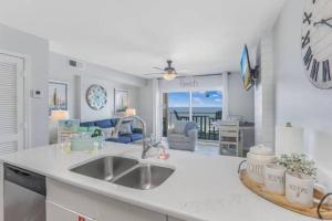 Breezy Does It Royal Palms 404 DIRECT GULF FRONT的厨房或小厨房