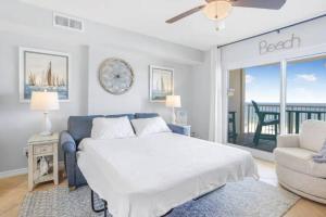 Breezy Does It Royal Palms 404 DIRECT GULF FRONT客房内的一张或多张床位