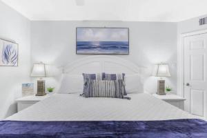 Breezy Does It Royal Palms 404 DIRECT GULF FRONT客房内的一张或多张床位
