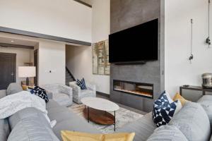 エイボンにあるOne Riverfront Condo 505 by East West Hospitalityのソファと暖炉のあるリビングルーム