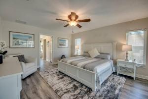 Postel nebo postele na pokoji v ubytování Villa Sarasota by CoralVilla-for boaters, with pool + 39 fotografií