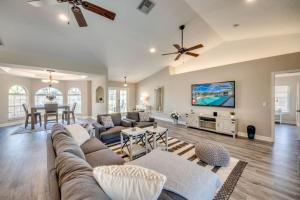 TV a/nebo společenská místnost v ubytování Villa Sarasota by CoralVilla-for boaters, with pool