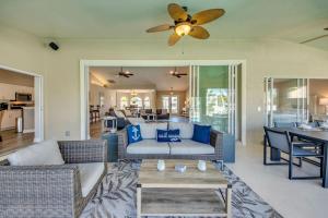 Posezení v ubytování Villa Sarasota by CoralVilla-for boaters, with pool