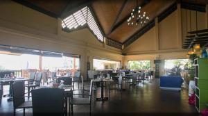 ein Speisesaal mit Tischen und Stühlen in einem Restaurant in der Unterkunft Paradise Apartment in Malay boracay philippines in Boracay