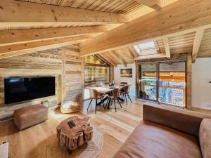 TV a/nebo společenská místnost v ubytování Pilanous House - Penthouse suite - Swiss Alps + 25 fotografií
