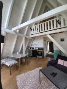un soggiorno con un divano e un tavolo di ZlatAir Black Boutique Chalets a Nova Varoš