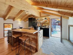 Kuchyň nebo kuchyňský kout v ubytování Pilanous House - Penthouse suite - Swiss Alps