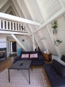 un soggiorno con un divano e un tavolo di ZlatAir Black Boutique Chalets a Nova Varoš