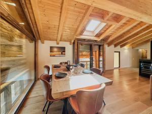 Posezení v ubytování Pilanous House - Penthouse suite - Swiss Alps