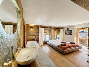 TV a/nebo společenská místnost v ubytování Pilanous House - Penthouse suite - Swiss Alps