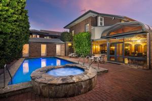 a house with a swimming pool in the yard at Adelaide Inn in Adelaide