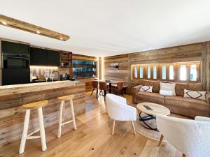 un soggiorno con un divano e un tavolo di Pilanous Residence - Junior Suite - Swiss Alps a Nendaz