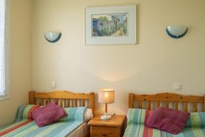 La-Gripperie-Saint-SymphorienにあるGite Piscine Intérieureのベッドルーム1室(ツインベッド2台、ランプ付) +17枚の写真