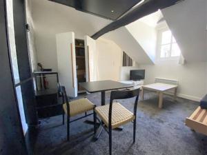 une salle à manger avec une table et des chaises dans une pièce dans l'établissement Superbe studio avec terrasse - Cathédrale, à Nantes