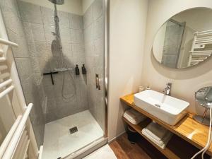 a bathroom with a shower and a sink at Jolie petite maison - Entre mer, montagne, Espagne in Jurançon +16 photos