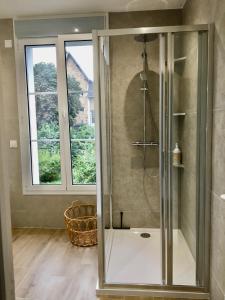 una ducha en un baño con ventana en Maison proche Disney & Paris, en Lagny