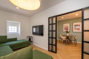 un soggiorno con un divano e un tavolo di Sintra premium Villa a Sintra