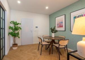 una sala da pranzo con tavolo e sedie di Sintra premium Villa a Sintra Altre 7 foto