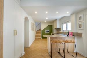 una cucina con bancone e sgabelli di Sintra premium Villa a Sintra