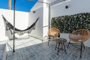 patio con 2 sedie e tavolo con una bottiglia di vino di Sintra premium Villa a Sintra