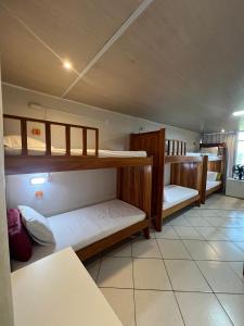 ein Zimmer mit drei Etagenbetten in einem Zimmer in der Unterkunft Hostel Da Jô in Ilhéus