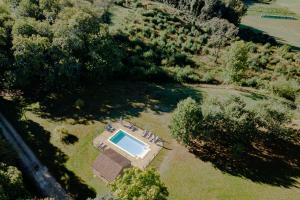 eine Draufsicht auf ein Haus mit Swimmingpool in der Unterkunft Le Grand Pech in Le Sirey + 12 Fotos
