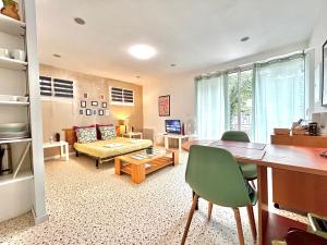 un soggiorno con un divano e un tavolo di Chambres d'hôtes Avignon ad Avignone