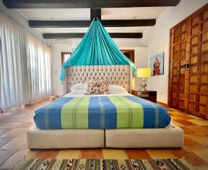 Postel nebo postele na pokoji v ubytování Casa da Lusso Mexican style Hacienda + 41 fotografií